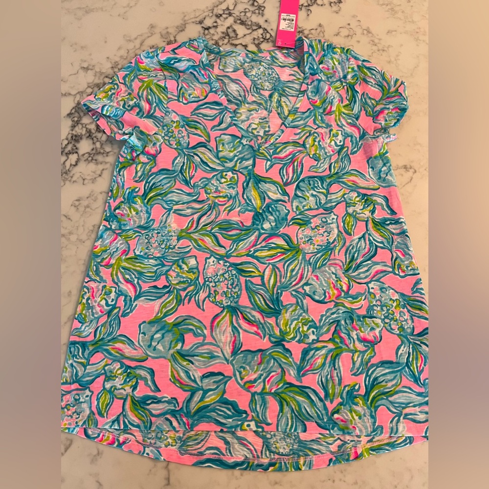 New Lilly Pulitzer top Medium Multicolor T Shirt Pelican Pink Off The Scales - Picture 1 of 5